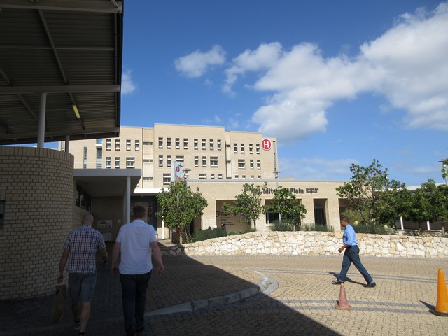 Vor dem Mitchell's Plain Hospital